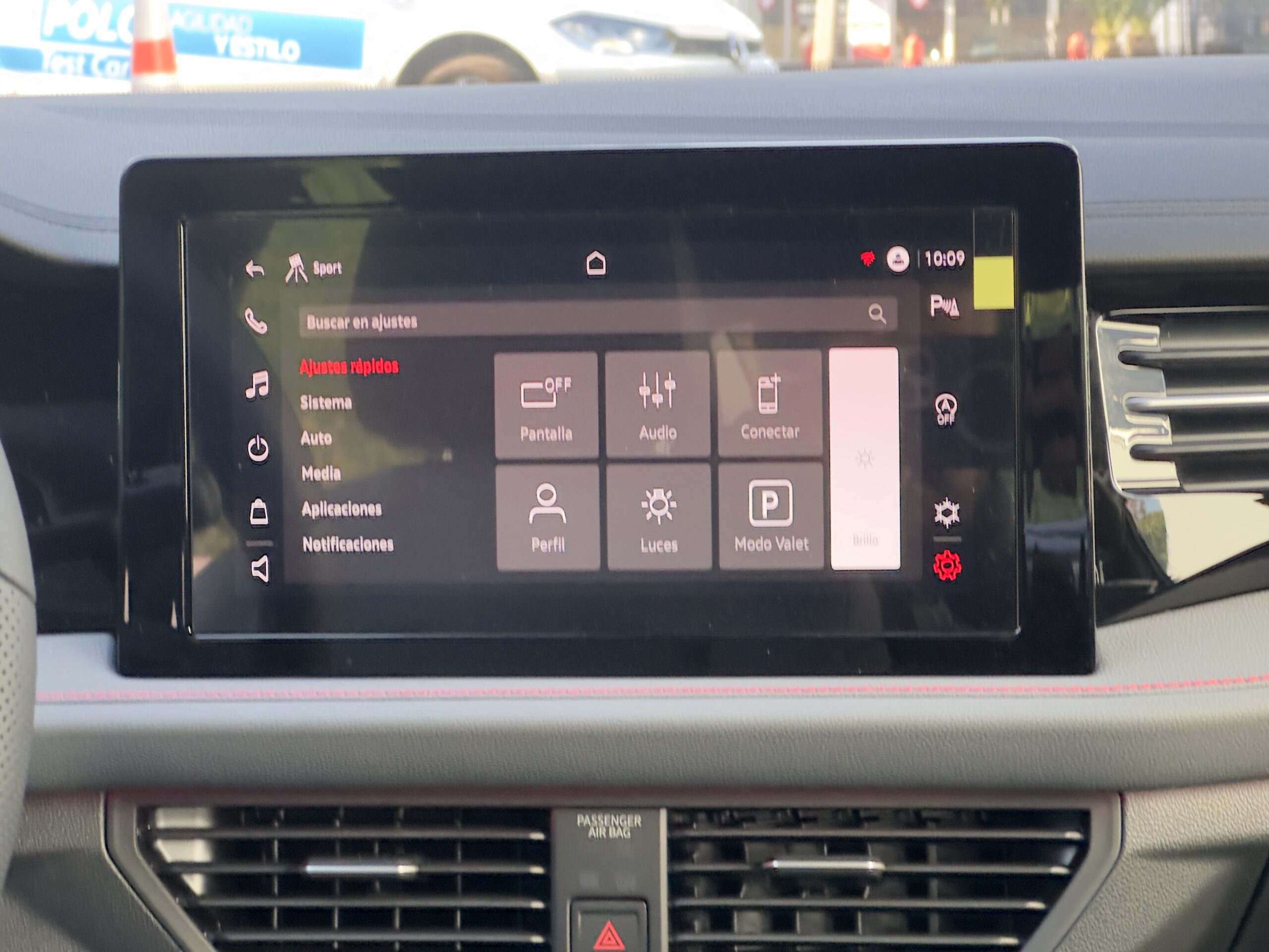 Pantalla y cuadro de infoentretenimiento
