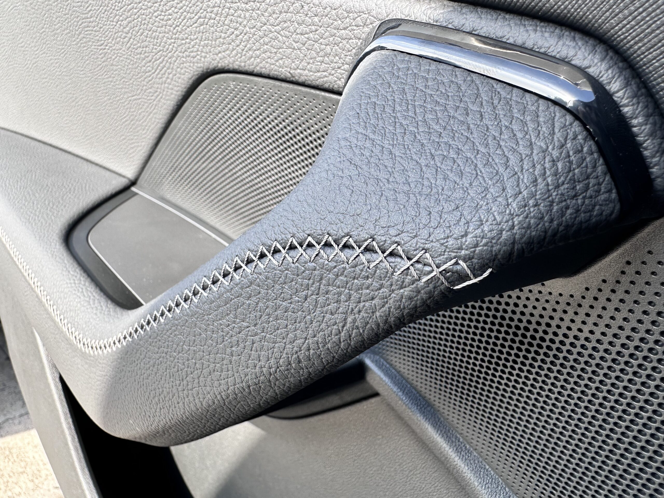 Nuevo Škoda Kodiaq 2025 – La segunda generación de un SUV que marcó historia Detalles de costura en puertas del Škoda Kodiaq 2025