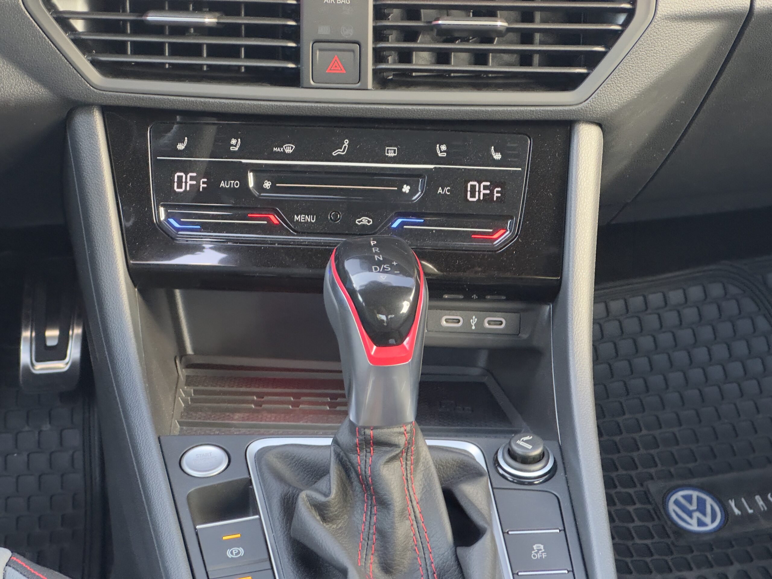 Palanca de cambios e infoentretenimiento