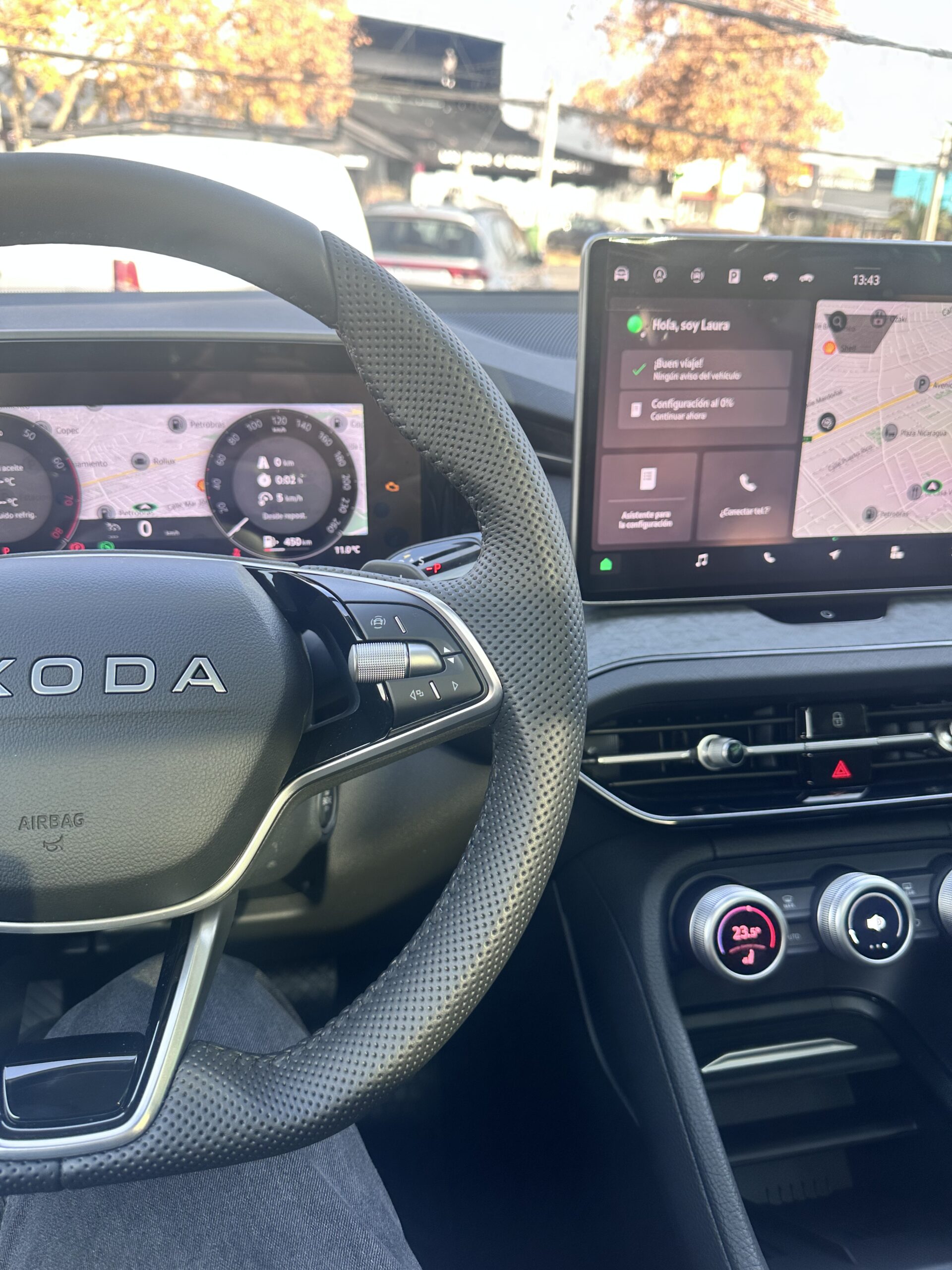 Nuevo Škoda Kodiaq 2025 – La segunda generación de un SUV que marcó historia Volante e infoentretenimiento del Škoda Kodiaq 2025