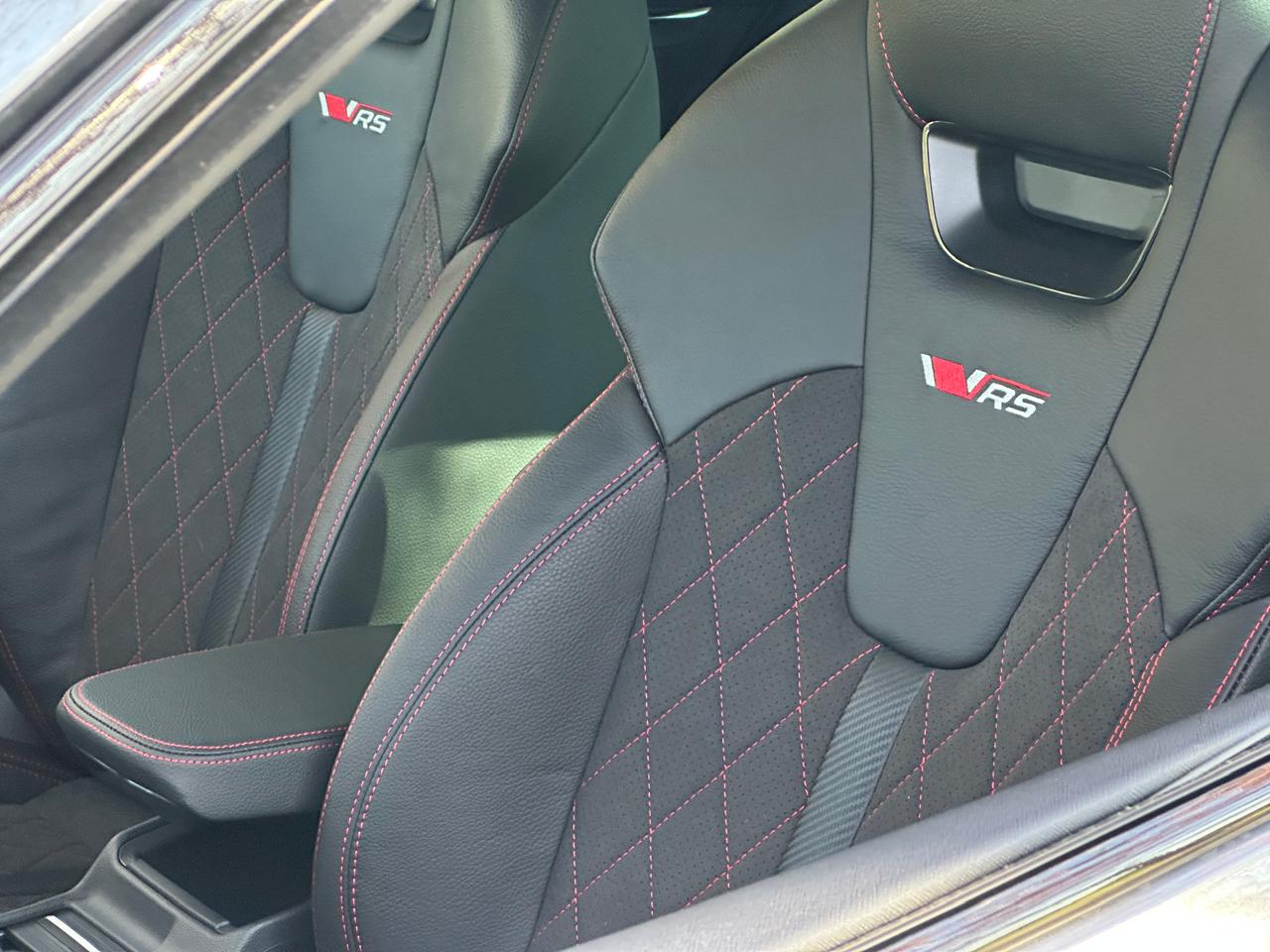 Interior deportivo y tecnológico del Octavia VRS