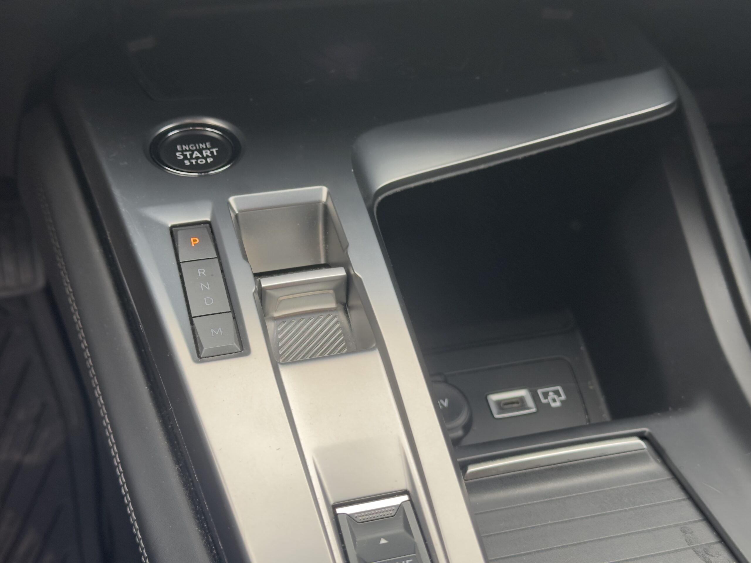 Consola y cargador Peugeot 308