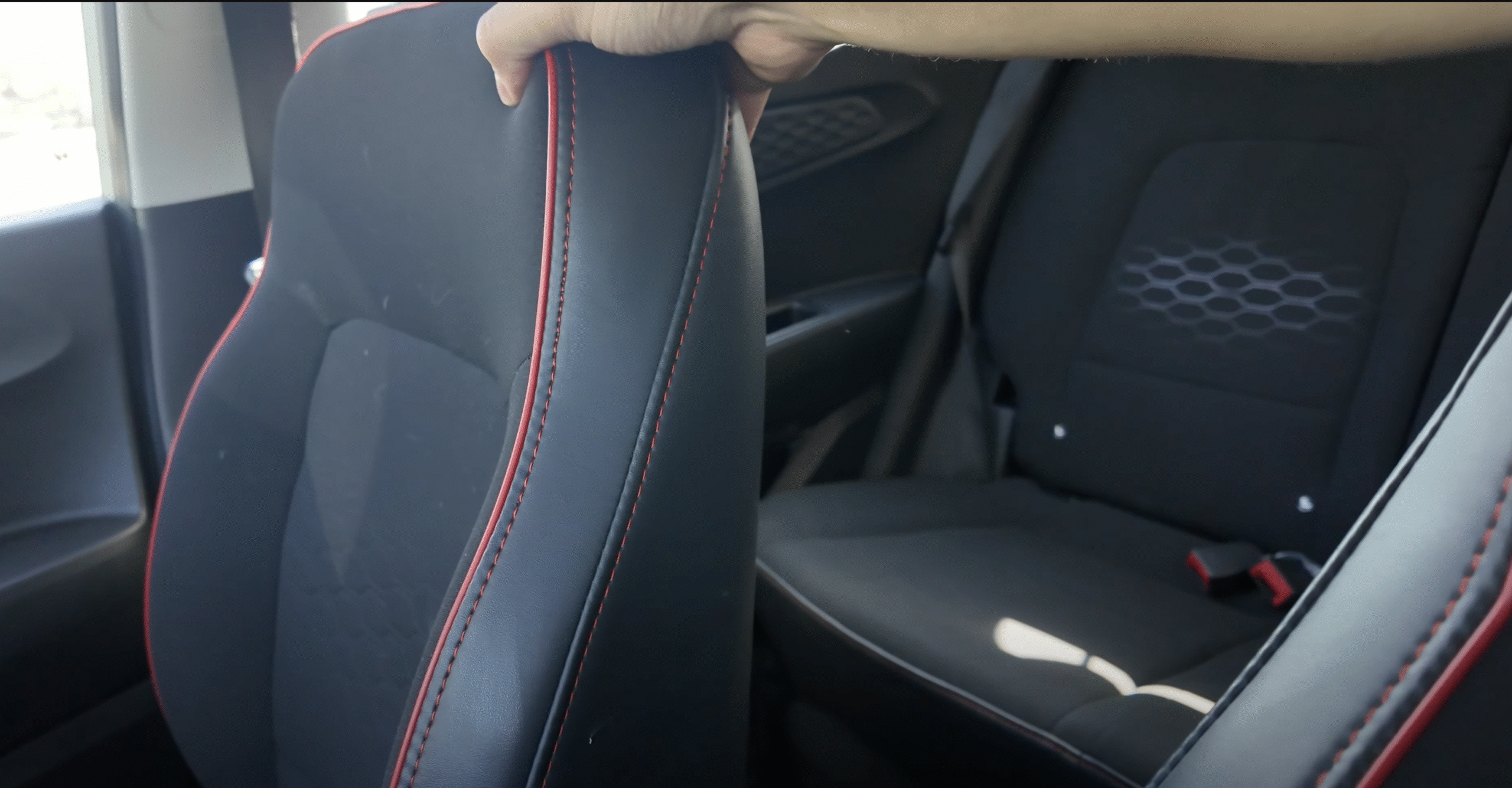 Asientos mixtos en tela y cuero con detalles rojos del Hyundai i10