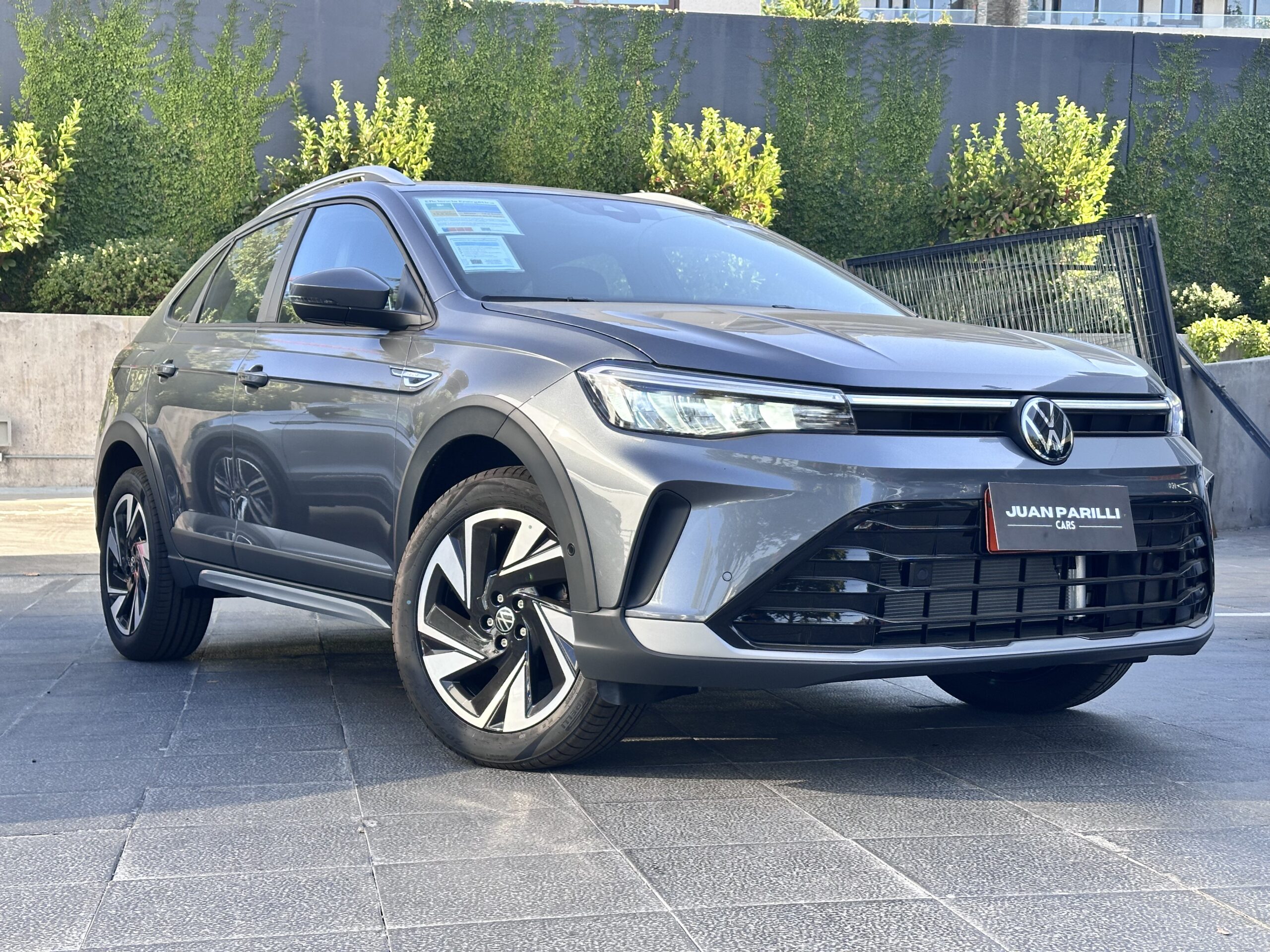 Volkswagen Nivus - frontal y lateral