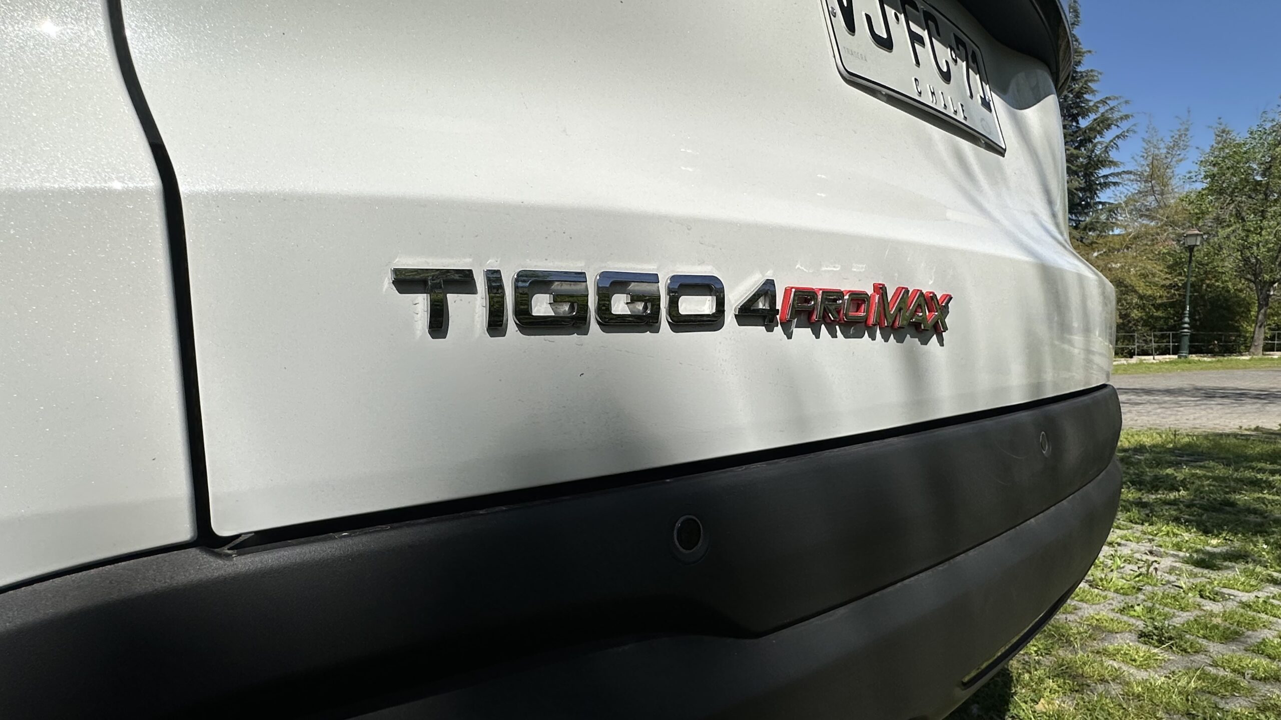 Detalle trasero y logo en cierre de la prueba del Chery Tiggo 4 Pro Max