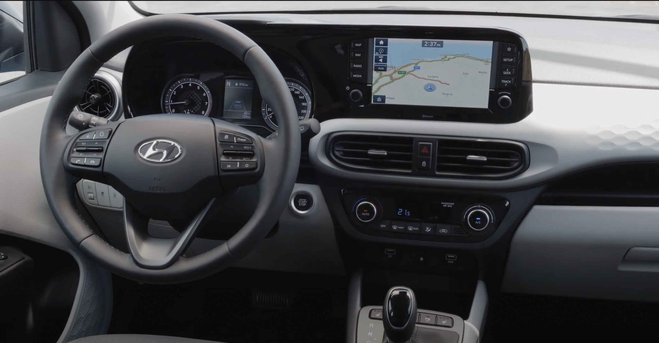 Tablero del Hyundai i10 con pantalla de 9 pulgadas y conectividad