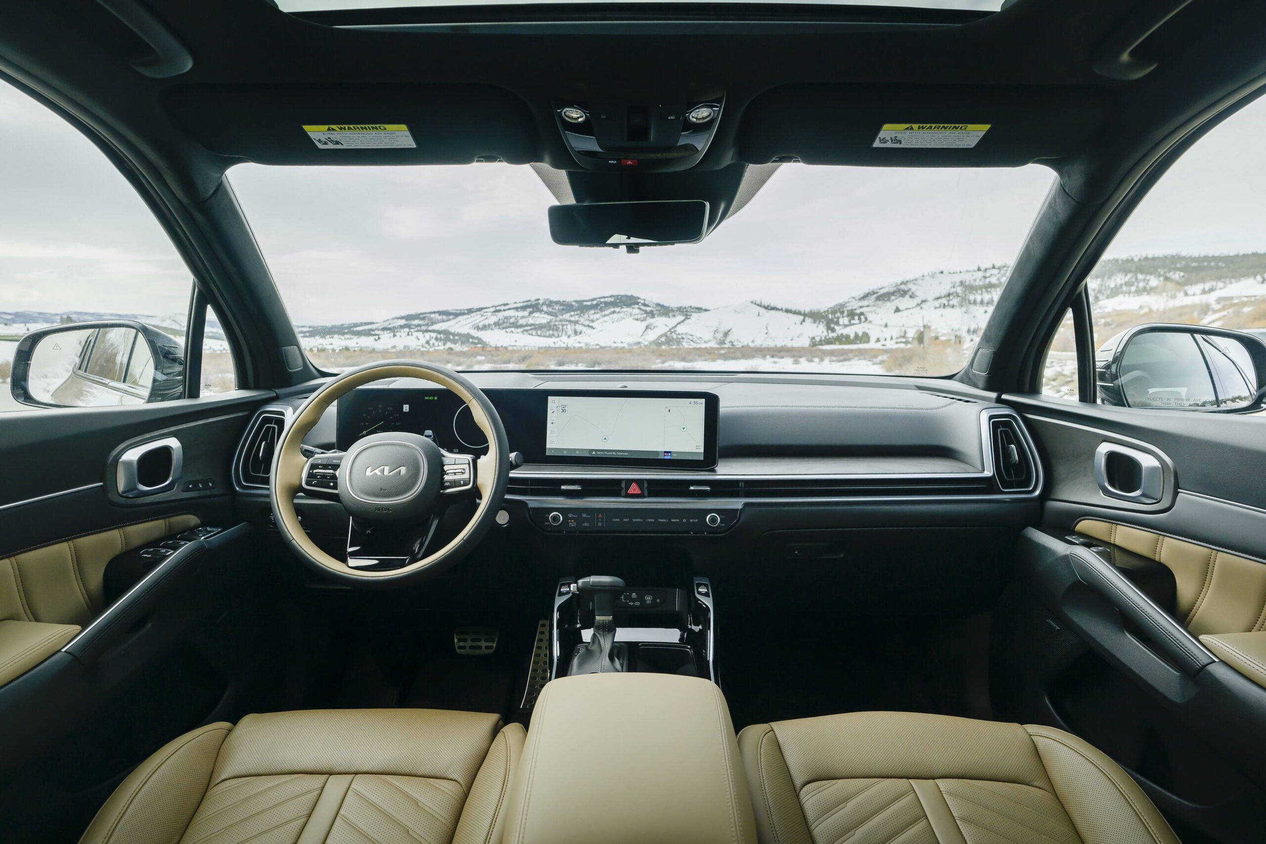 Interior del Kia Sorento 2026 con pantallas y mandos de climatización