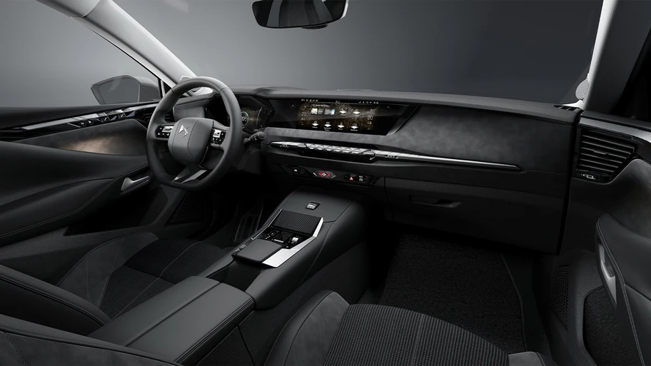 DS N°4 en Chile: homologado y su llegada es inminente Interior del DS Nº4 con diseño minimalista y materiales de alta calidad