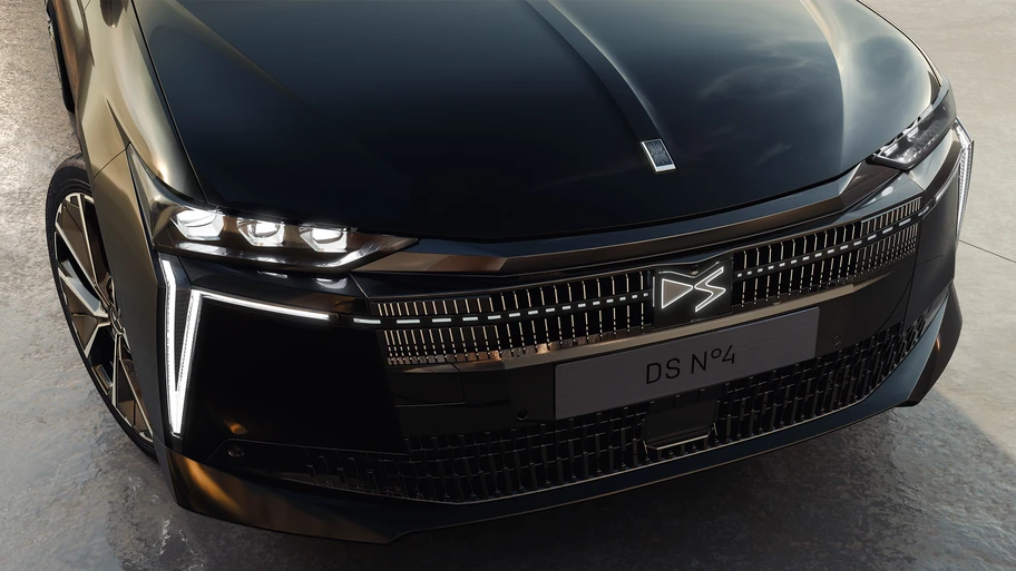 DS N°4 en Chile: homologado y su llegada es inminente Detalle del emblema frontal iluminado del DS Nº4