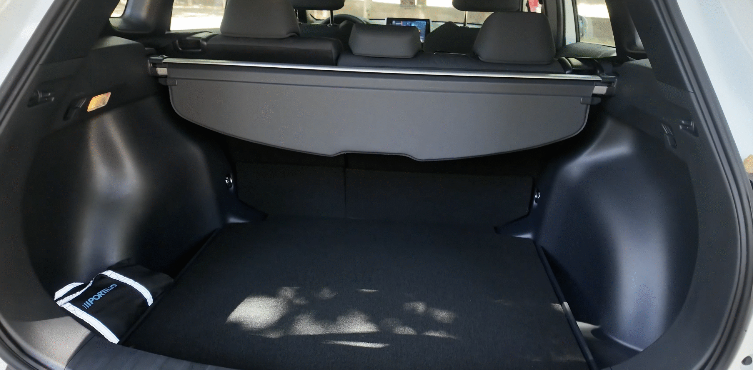 Maletero del Corolla Cross HEV de 440 litros con cubreobjetos