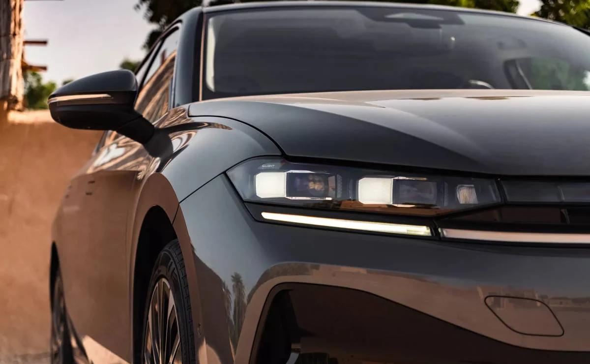 Volkswagen Jetta 2026: nueva generación MQB EVO Nuevo Volkswagen Jetta/Sagitar 2026 - teaser frontal con firma LED