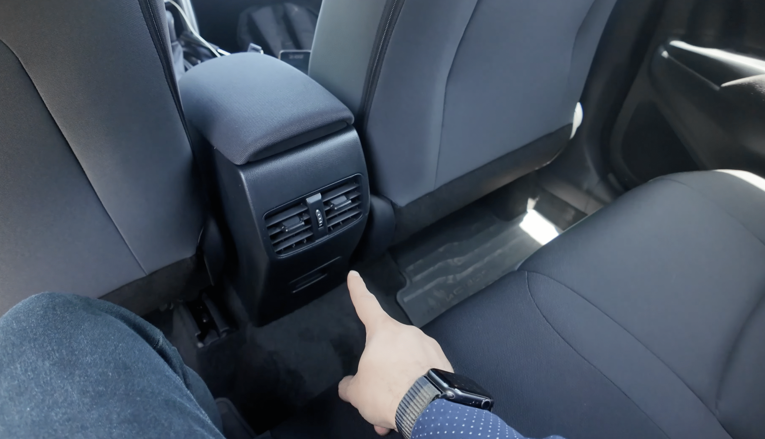 Plazas traseras del Corolla Cross HEV con salidas de aire y puertos USB-C