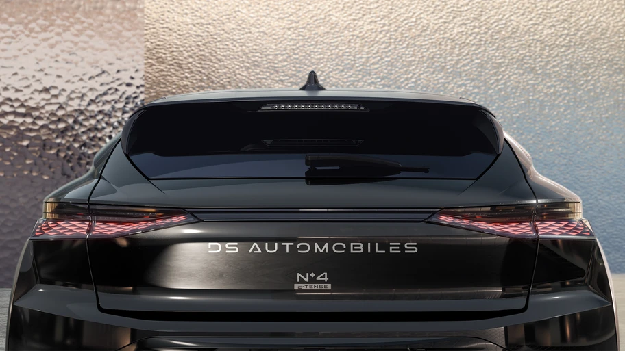 DS N°4 en Chile: homologado y su llegada es inminente Sector trasero del DS Nº4 con inscripción DS Automobiles