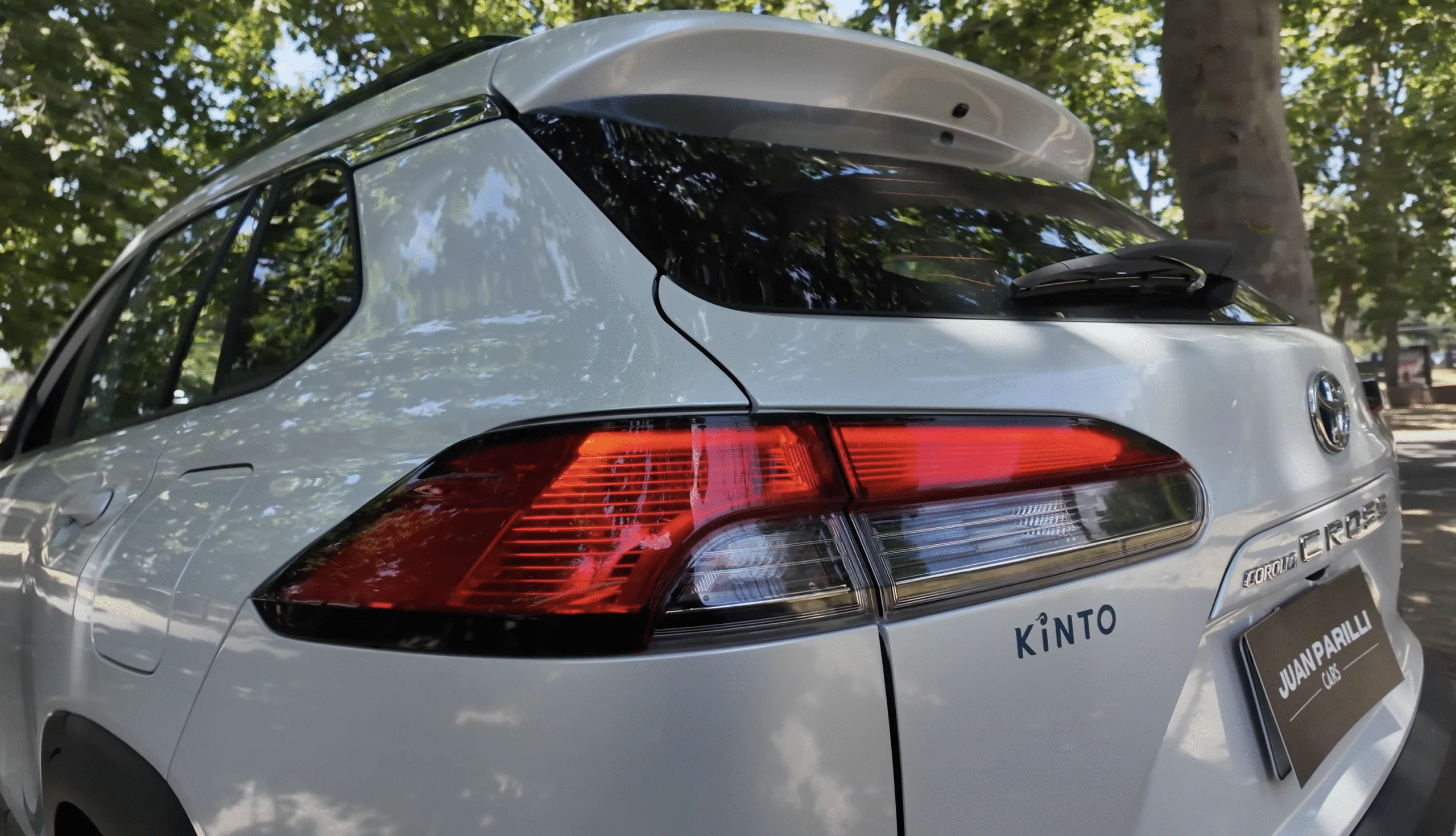 Zona trasera del Corolla Cross con silenciador visible