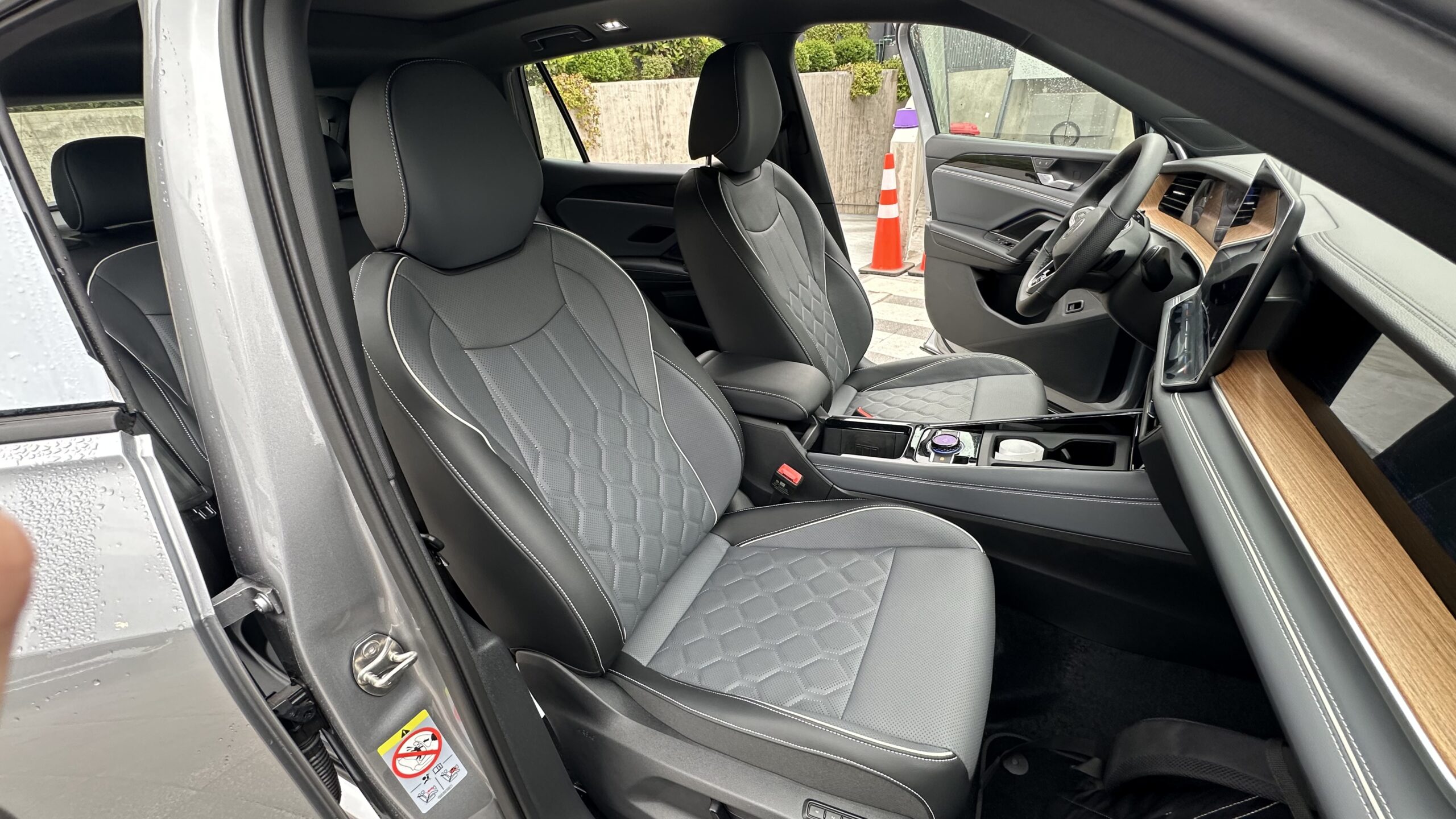 Asientos delanteros de cuero en Volkswagen Tiguan 2025