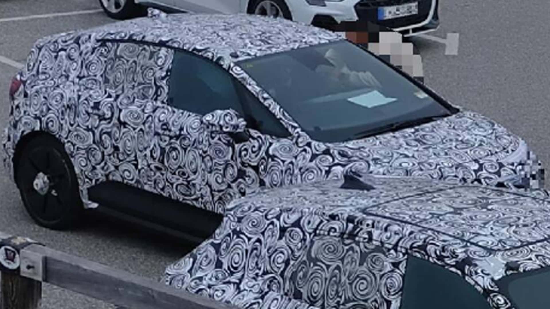 Audi A2 e-tron 2026: el urbano eléctrico que reemplazaría a A1 y Q2 (fotos espía) Posible Audi A2 2026 e-tron camuflado en pruebas de carretera