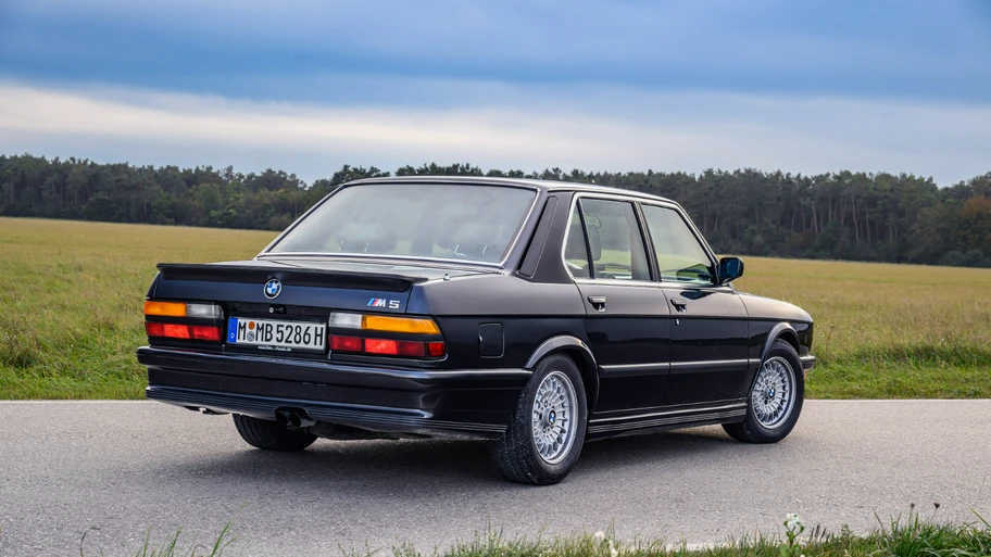 BMW M5 E28 trasera