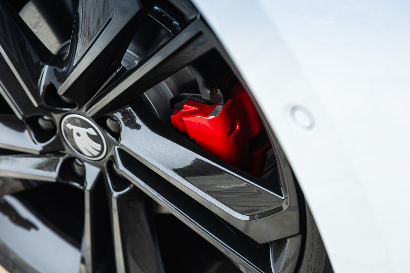 Caliper En Rojo Del Skoda Fabia 130 Anos