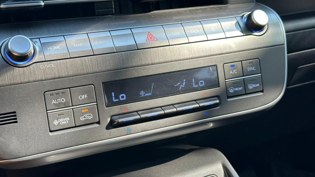 Climatizador de la Hyundai Kona Híbrida con controles físicos