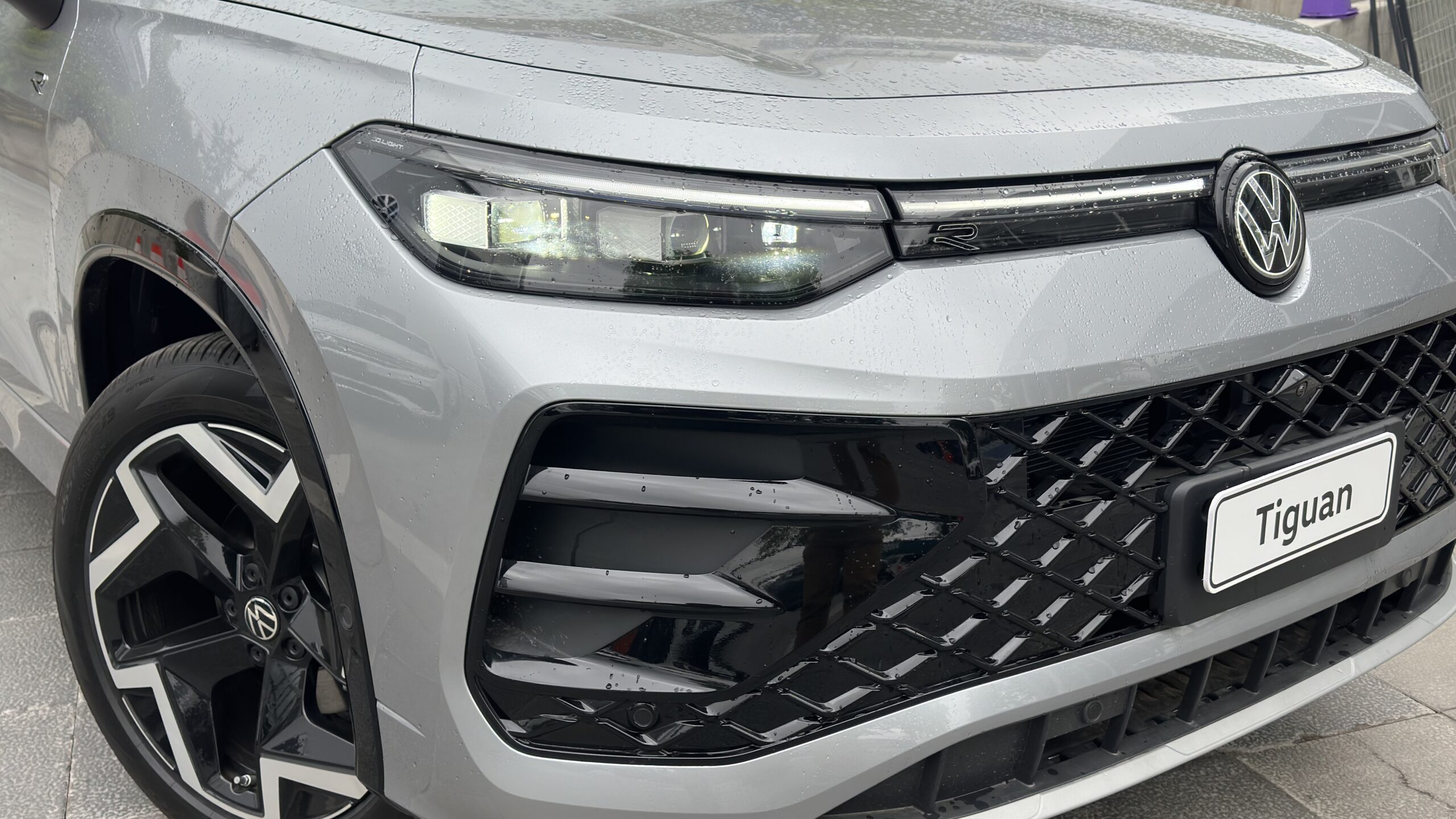 Frontal de Volkswagen Tiguan 2025 con ópticas y parachoques de nueva generación