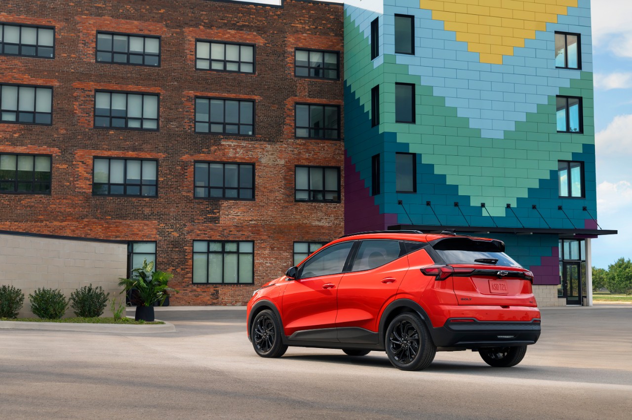 Nuevo Chevrolet Bolt 2027: regreso global con NACS, carga más rápida y enfoque de precio accesible Chevrolet Bolt 2027, plano final