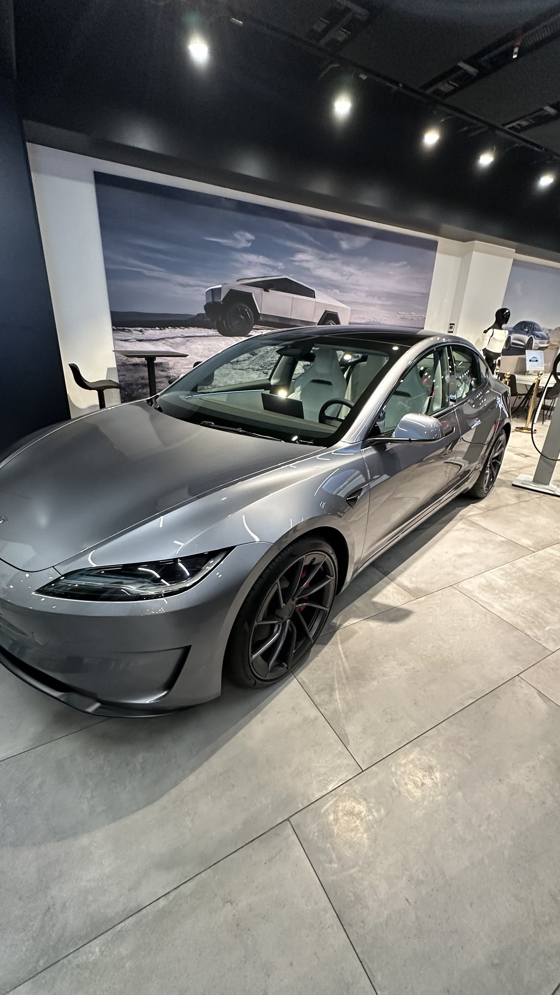 Tesla inaugura su primera tienda oficial en Chile y anuncia grandes novedades Centro de experiencia Tesla en Las Condes