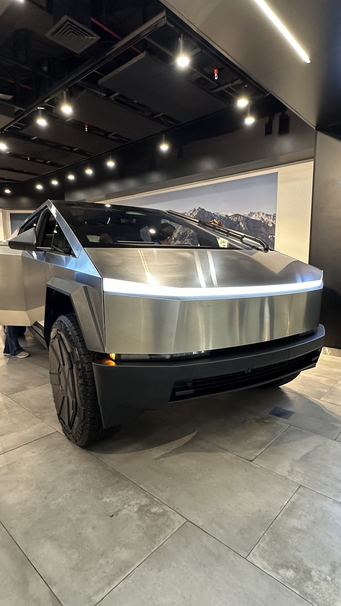Tesla inaugura su primera tienda oficial en Chile y anuncia grandes novedades Cybertruck en exhibición en Chile
