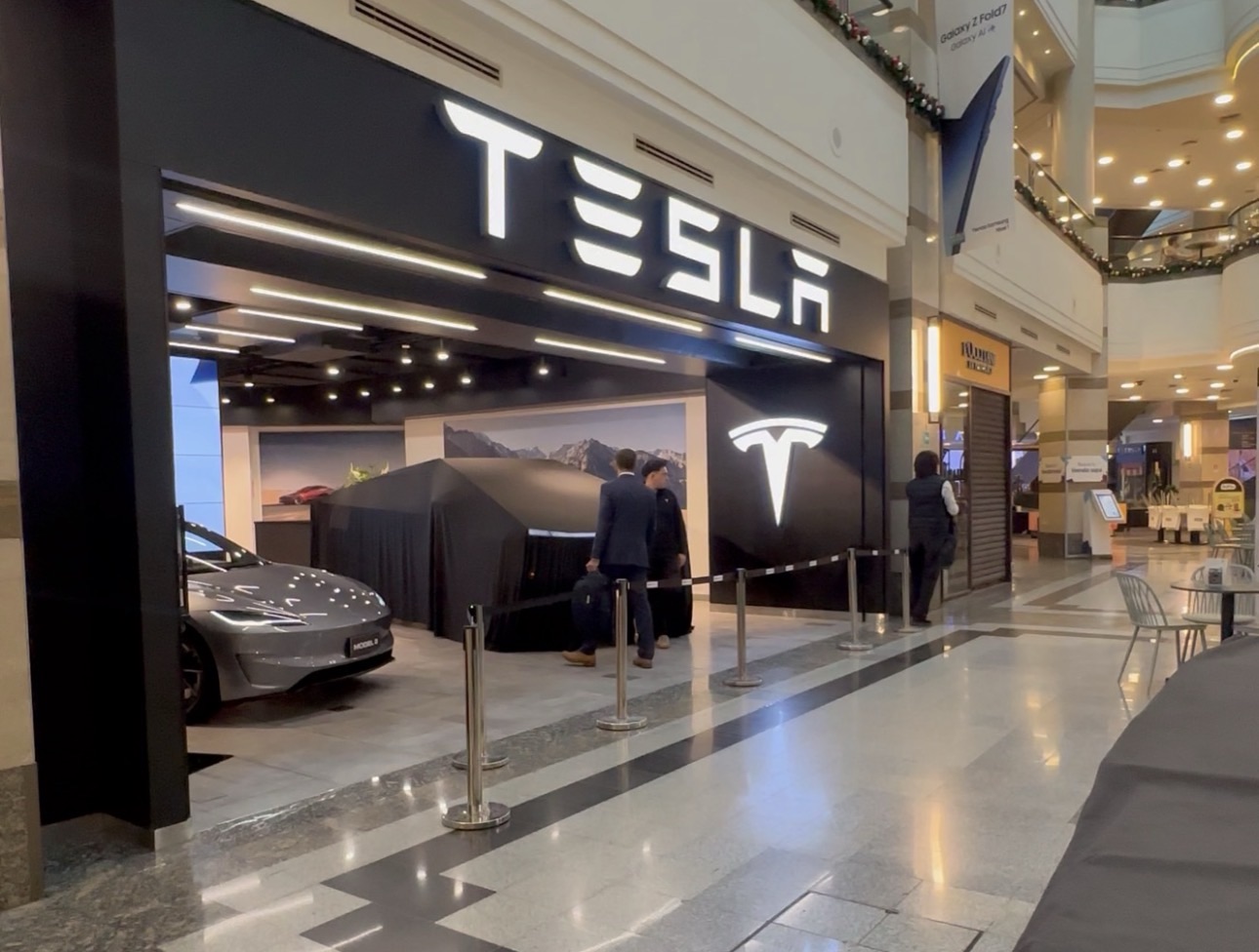 Tesla inaugura su primera tienda oficial en Chile y anuncia grandes novedades Inauguración Tesla Las Condes Chile