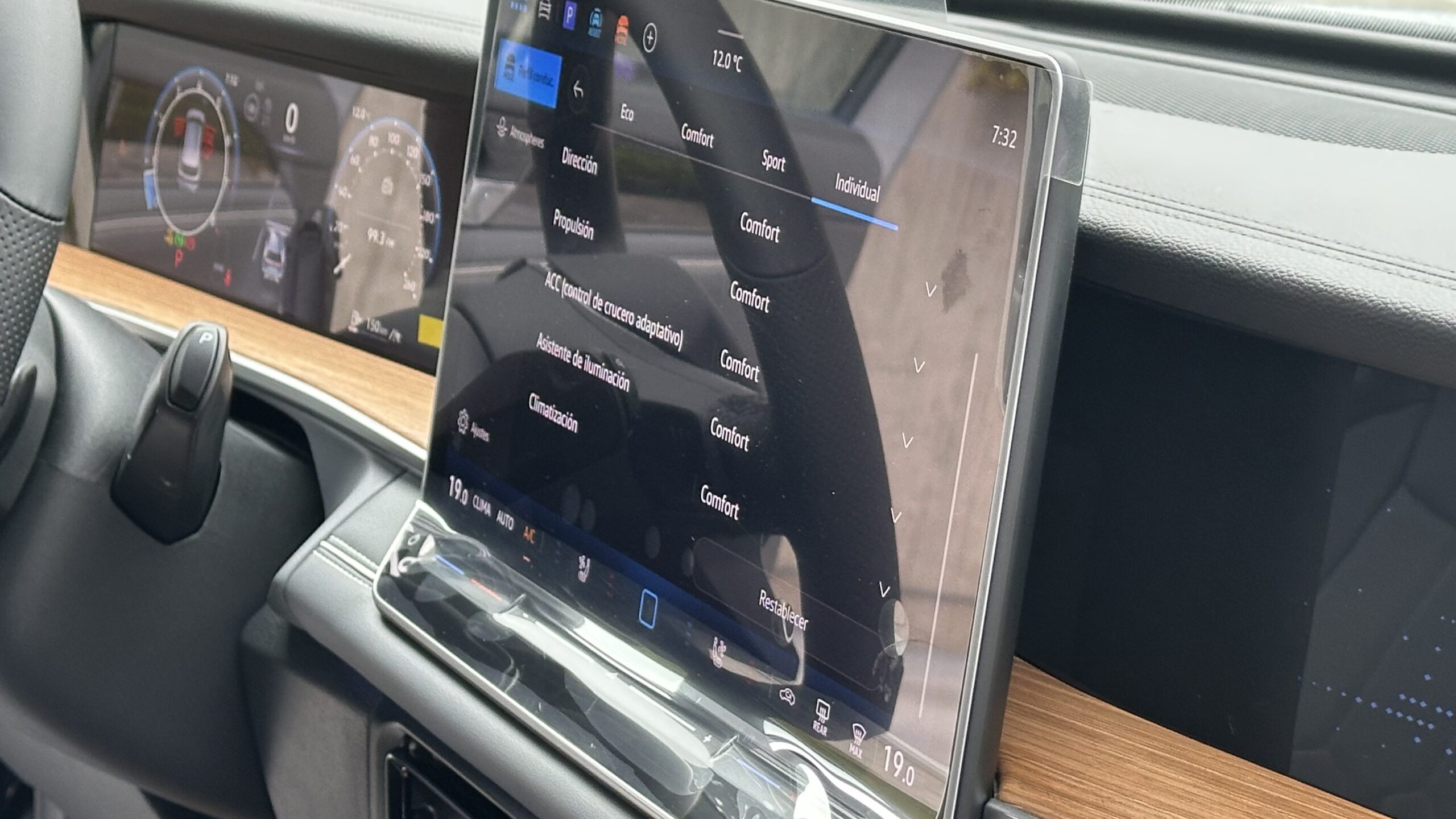 Pantalla de infoentretenimiento 12,9 pulgadas con conectividad inalámbrica