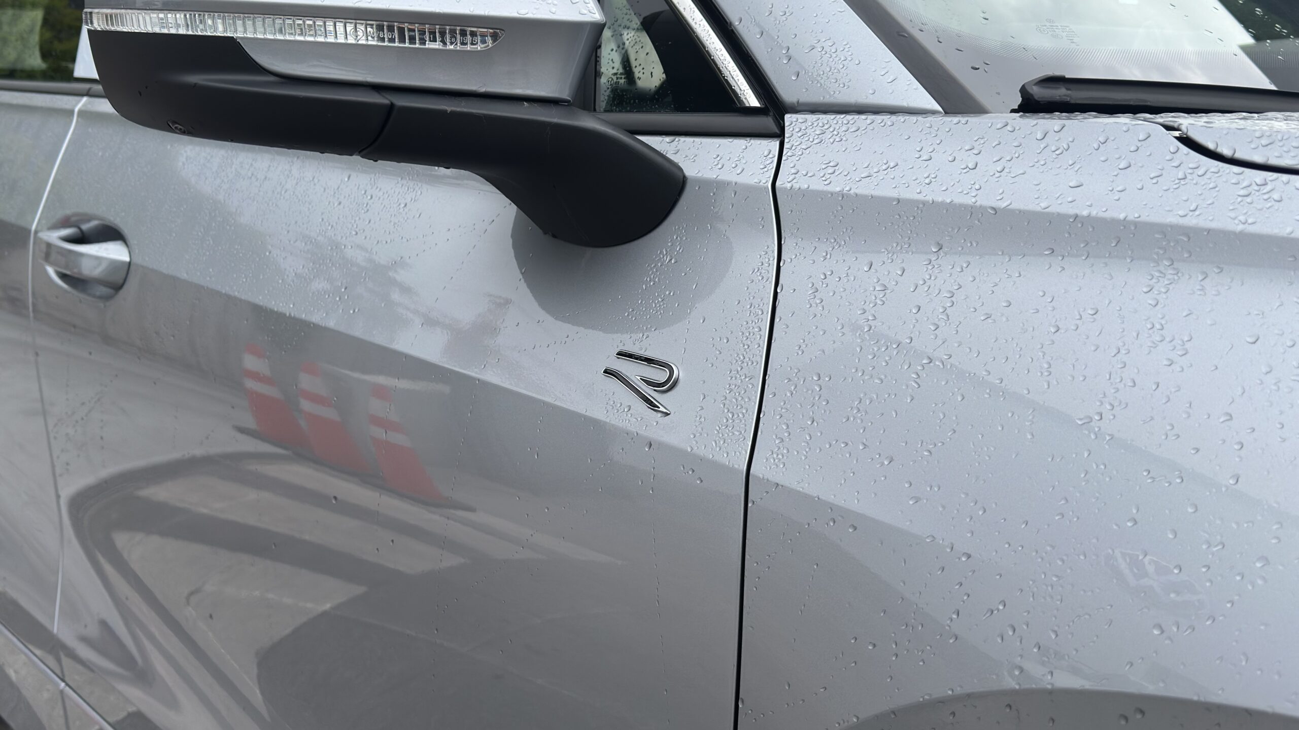 Insignia R-Line en lateral de Volkswagen Tiguan 2025