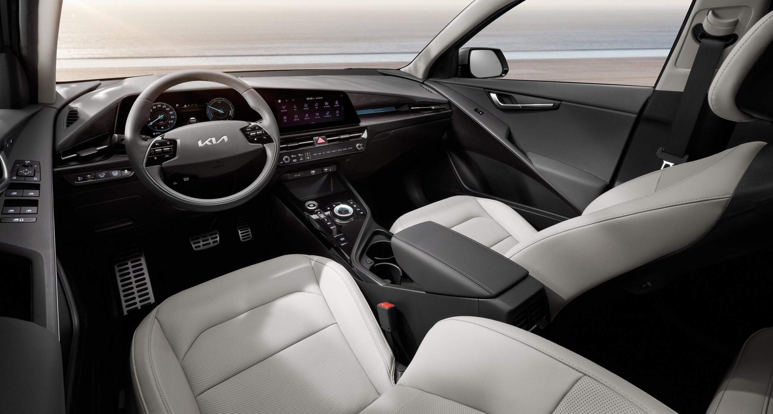 Interior del Kia Niro con tablero y volante