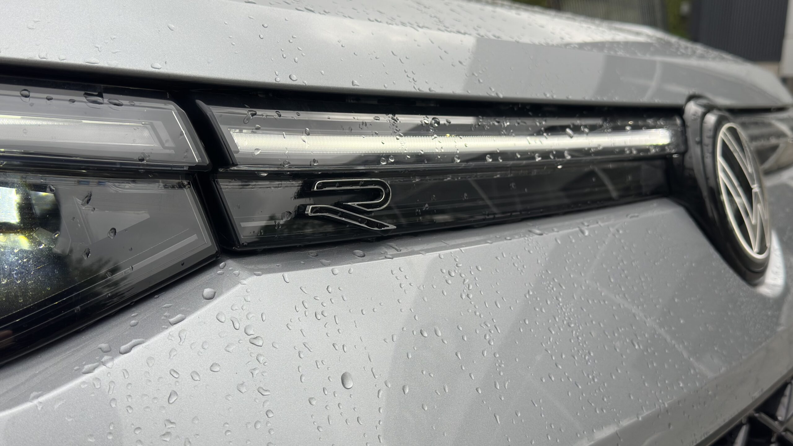 Listón LED frontal de la nueva Volkswagen Tiguan 2025