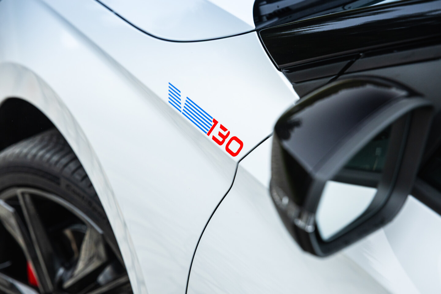 Škoda Fabia 130 (edición 130 años): más potencia, chasis rebajado y detalles ‘RS’… ¿lo veremos en Chile? Emblema conmemorativo Škoda Fabia 130 años