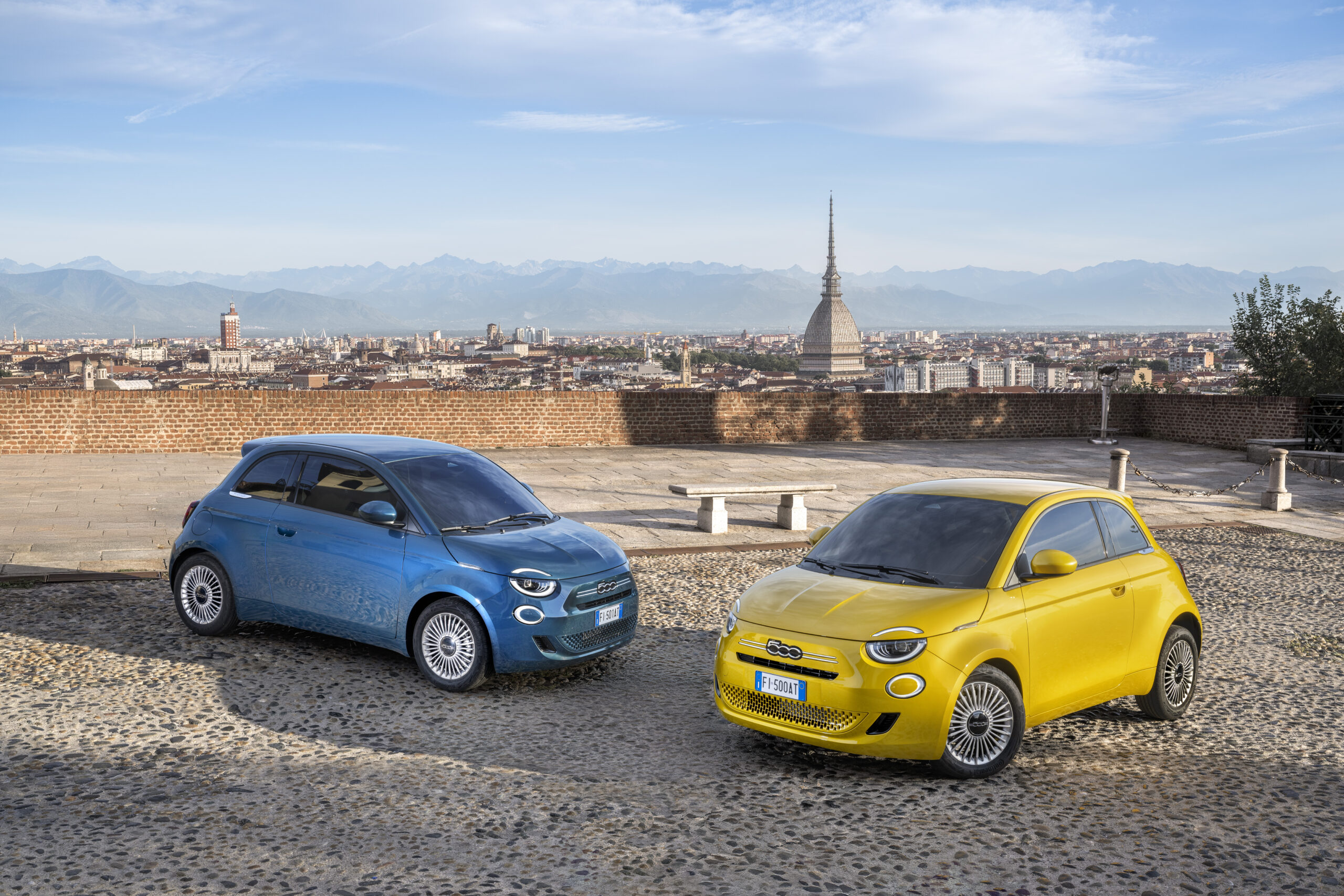 Fiat 500 Hybrid: el ícono italiano se vuelve híbrido y mantiene su encanto urbano ambas versiones frontal foto principal fiat500hybridtorino