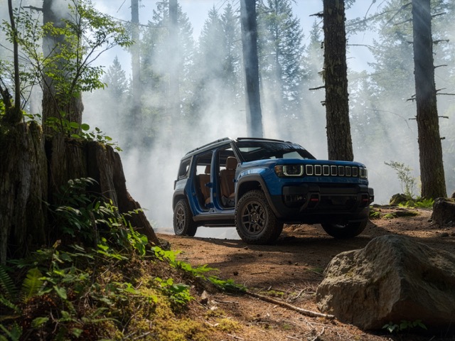 Jeep Recon Moab: el 4x4 eléctrico 100% eléctrico más extremo de Jeep Jeep Recon Moab 2026 circulando en un bosque, demostrando su capacidad off-road