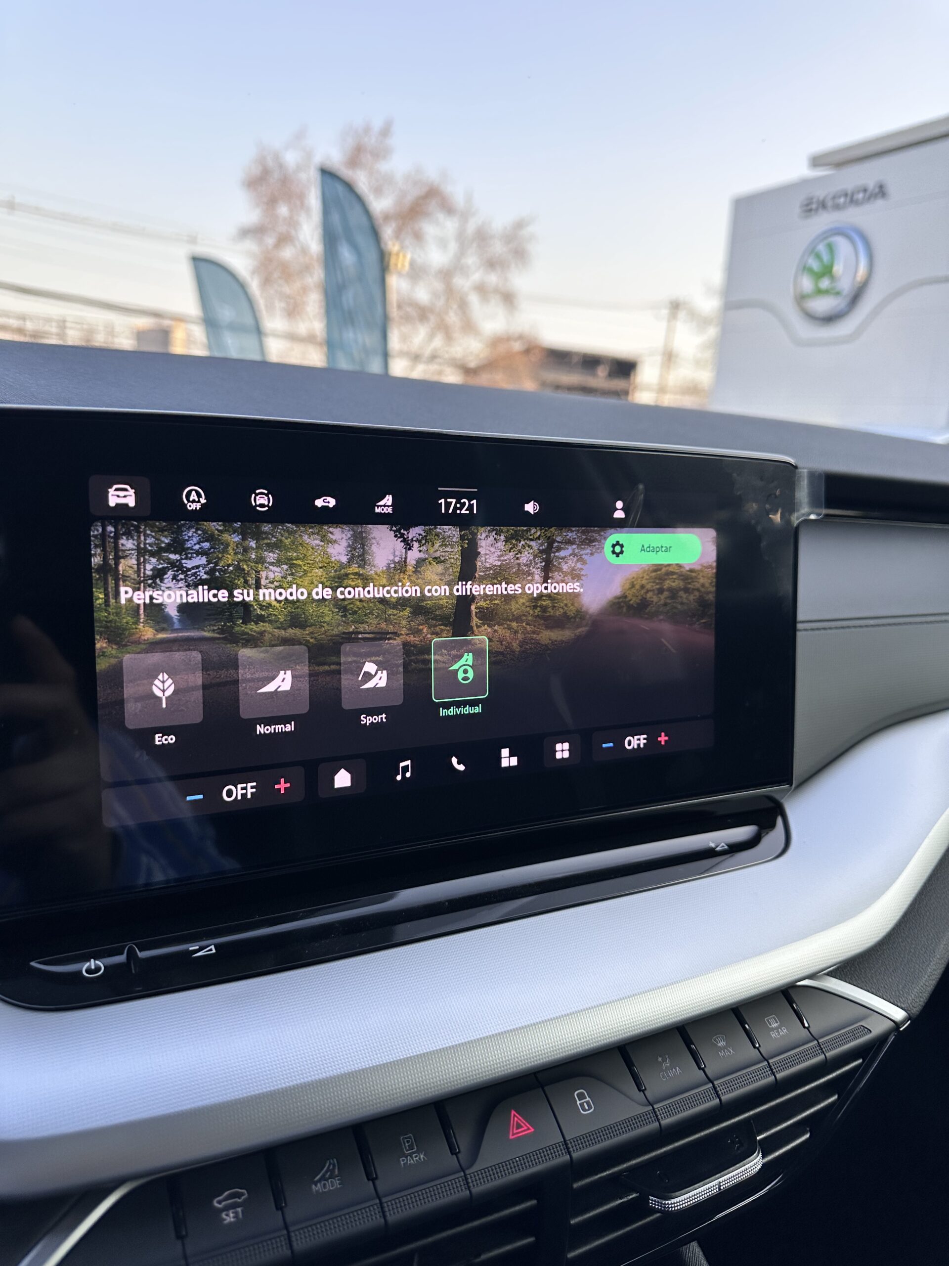 Pantalla de infoentretenimiento del Skoda Octavia facelift 2026