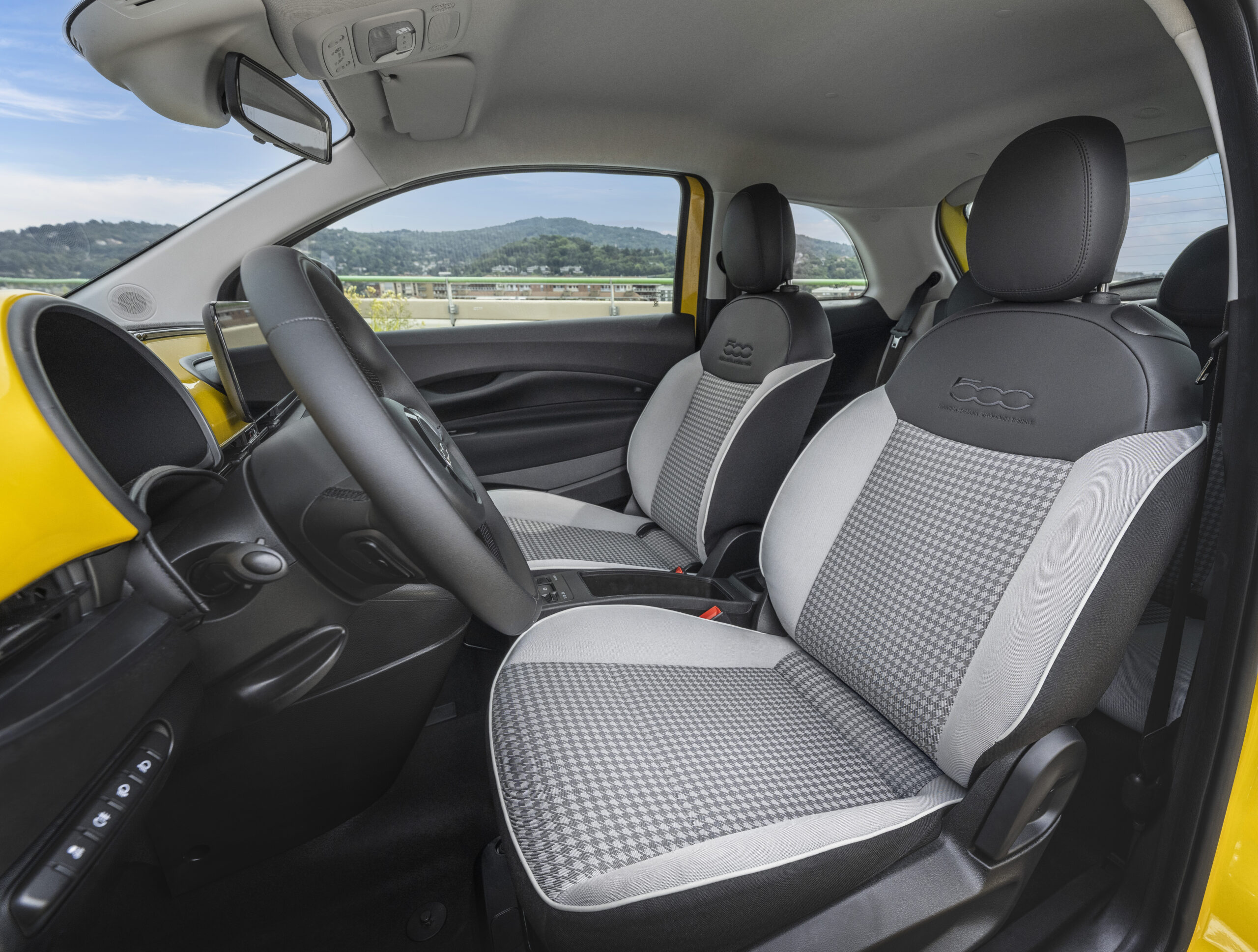 Interior y asientos delanteros del Fiat 500 Hybrid