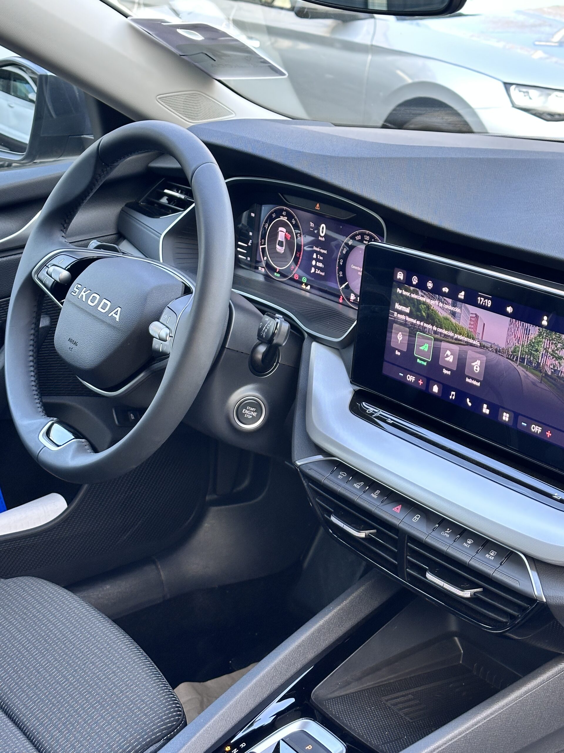 Interior del Skoda Octavia facelift 2026