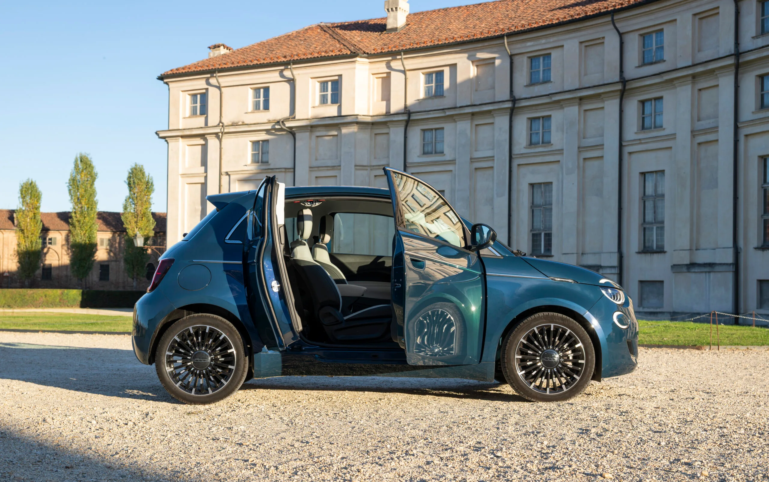 【pharfaite】キティ・アンサンブル　パルフェット　ブルー Fiat 500 Hybrid: el ícono italiano se vuelve híbrido y mantiene su