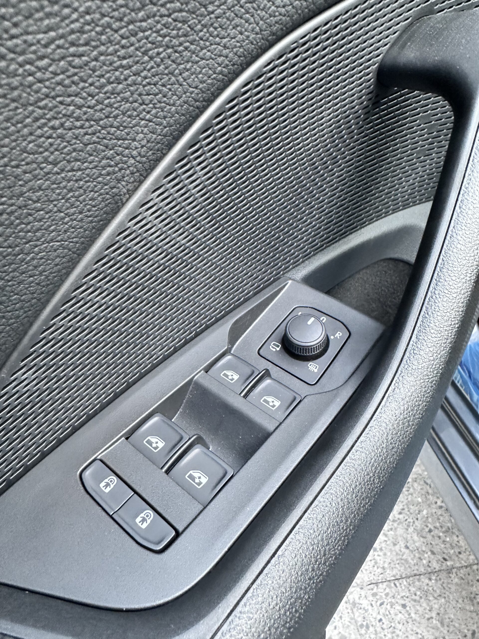 Detalles de mandos de elevalunas en Skoda Octavia facelift 2026