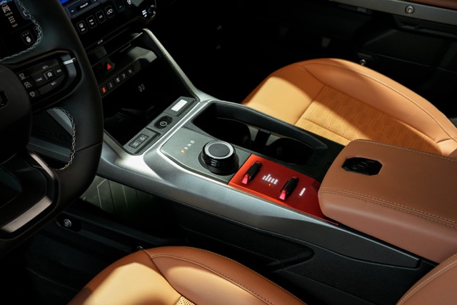 Jeep Recon Moab: el 4x4 eléctrico 100% eléctrico más extremo de Jeep Detalle de mandos y pantalla central del Jeep Recon Moab 2026