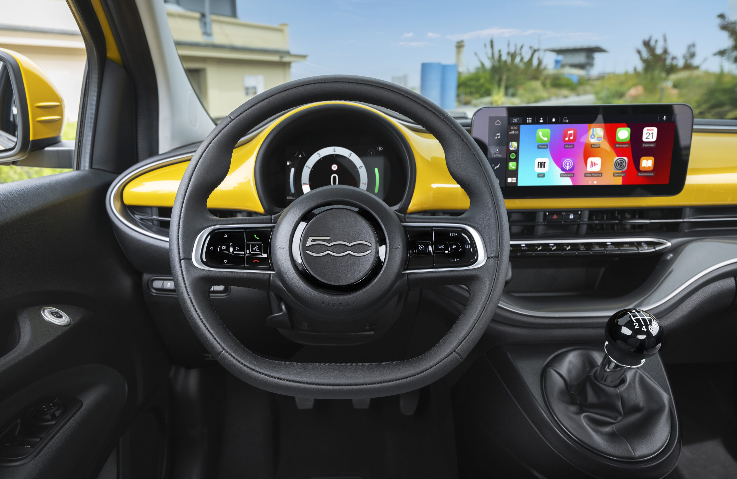 Volante y sistema de infoentretenimiento del Fiat 500 Hybrid