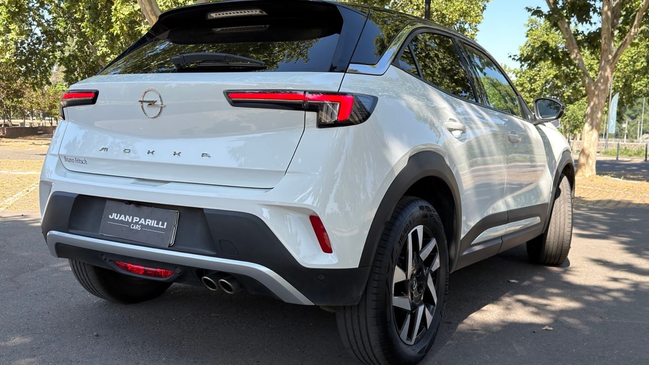 Vista trasera del Opel Mokka 2025