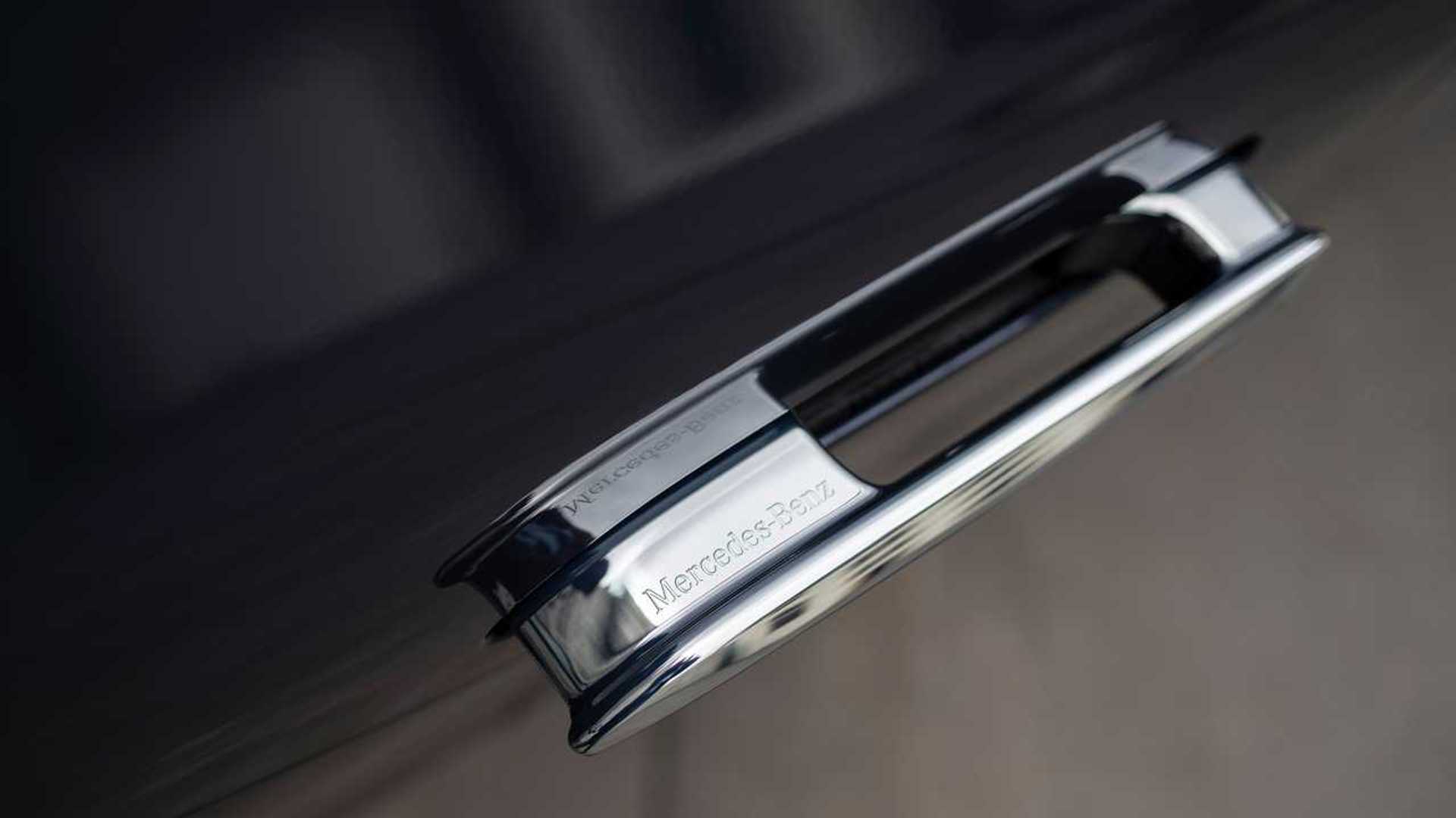 Manilla retráctil eléctrica en automóvil moderno