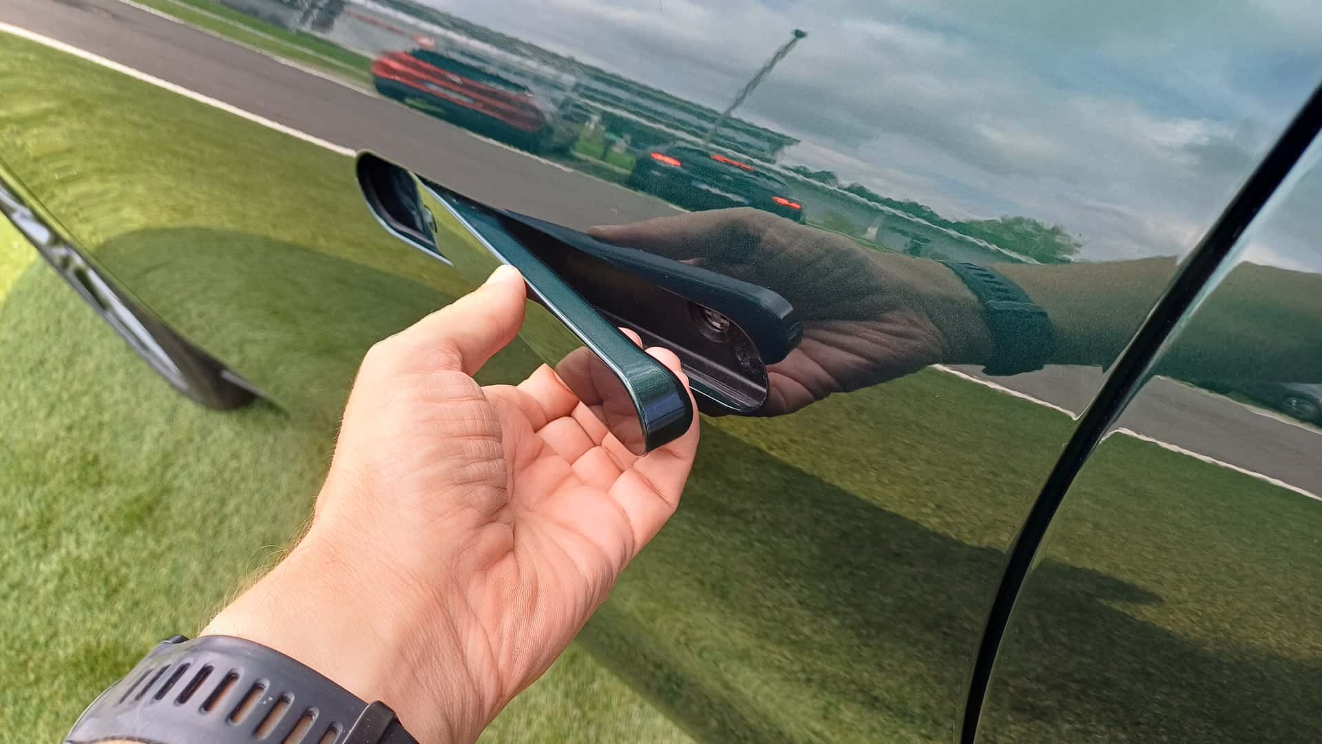 Detalle de manilla retráctil en vehículo eléctrico