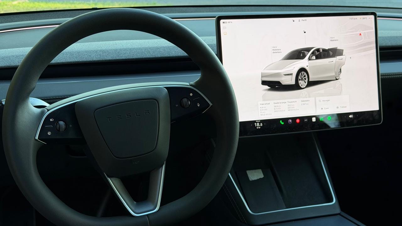 Volante e infoentretenimiento Tesla Model Y