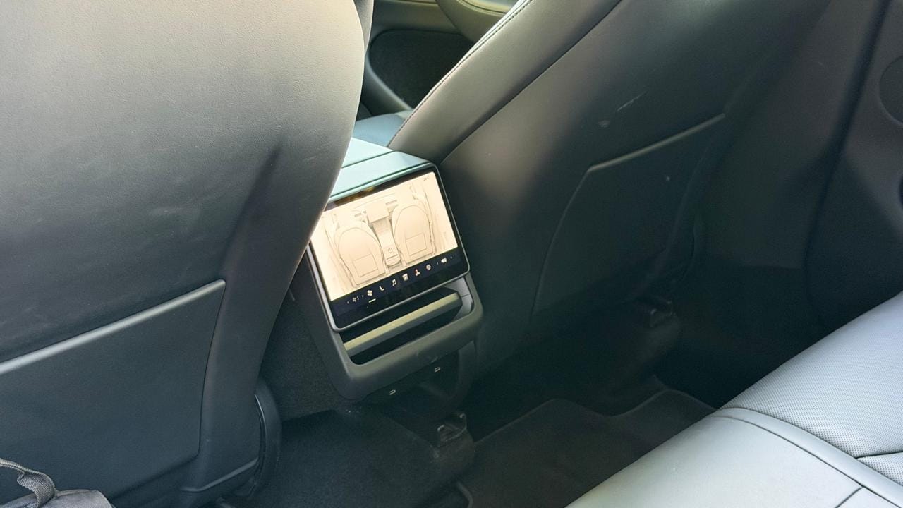 Plazas traseras con pantalla Tesla Model Y