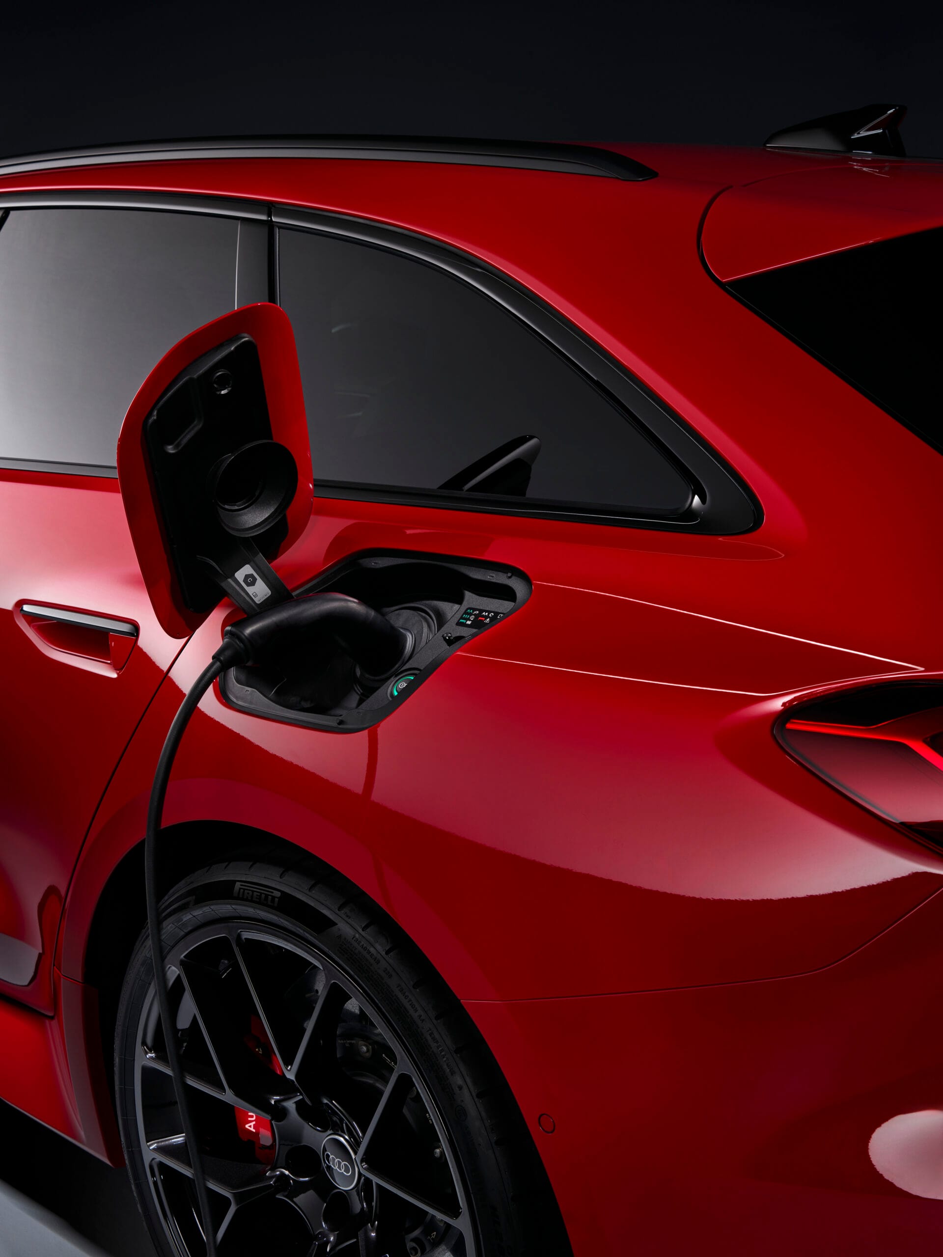 Puerto de carga del Audi RS 5 2026 con conector tipo 2