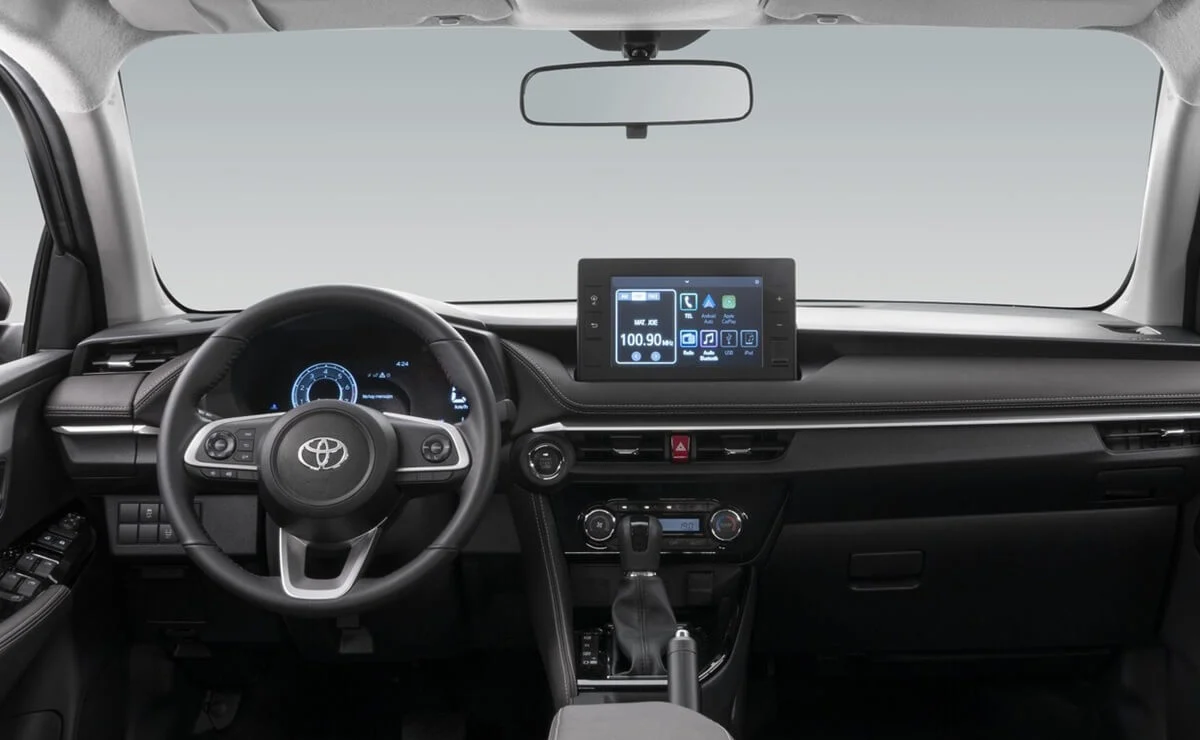 Interior del Toyota Yaris Sedán HEV con tecnología híbrida y equipamiento completo