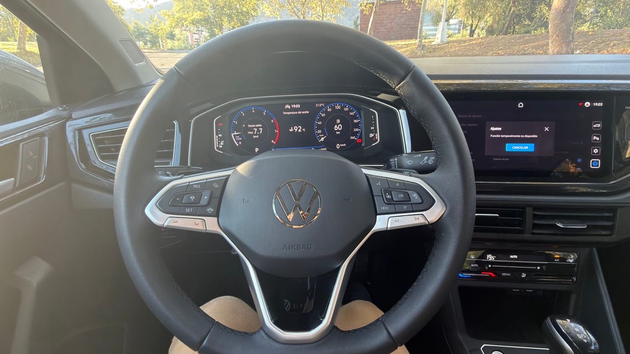 Volante Volkswagen Virtus 2026 con botones físicos